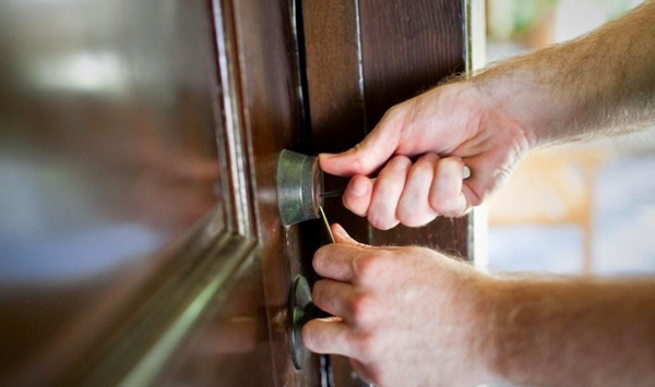 Cambiar la cerradura al inquilino puede ser delito de coacciones