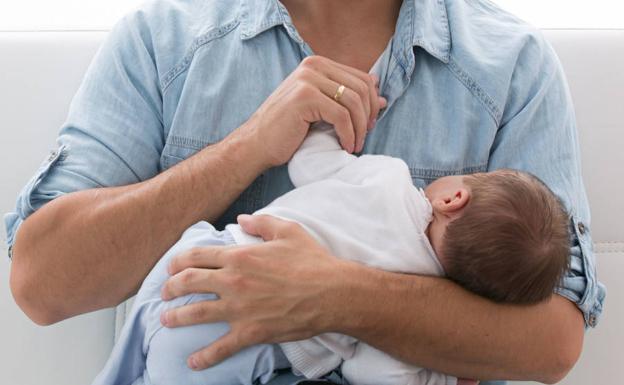 El Gobierno amplía a 16 semanas el permiso de paternidad, que será efectivo en 2021