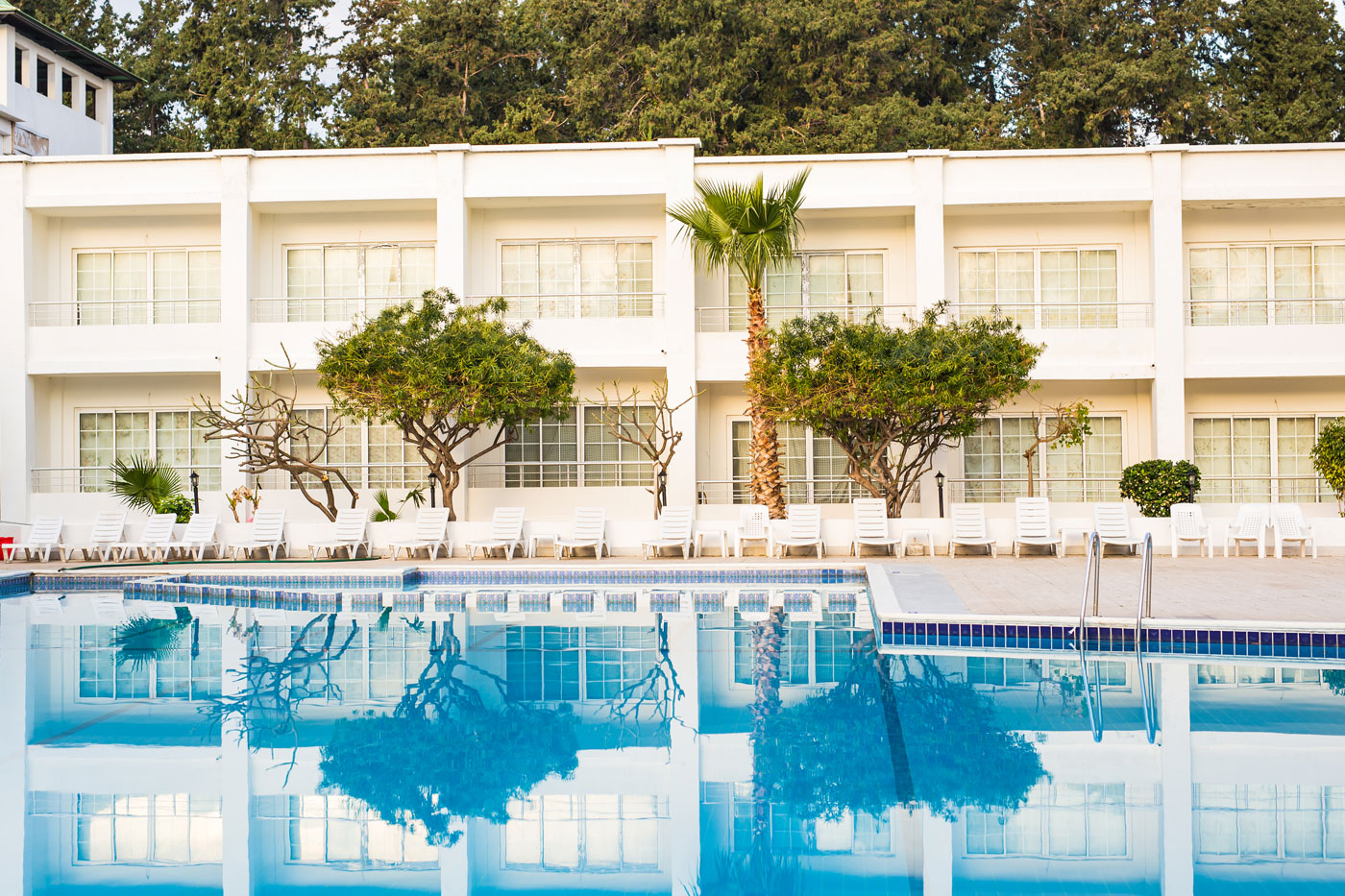 En Mallorca, una comunidad de vecinos restringe el uso de la piscina y la barbacoa comunitarias.